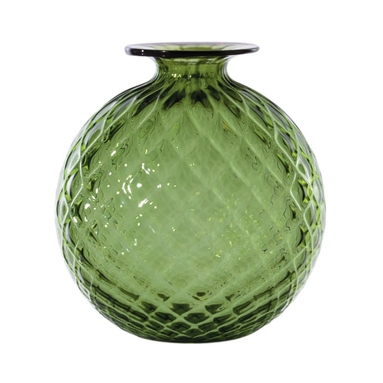 Venini Monofiori Balloton Vase aus mundgeblasenem Muranoglas in Apfelgrün mit rotem Glasfaden und rautenförmiger Reliefstruktur. Blumen Bahlmann München.