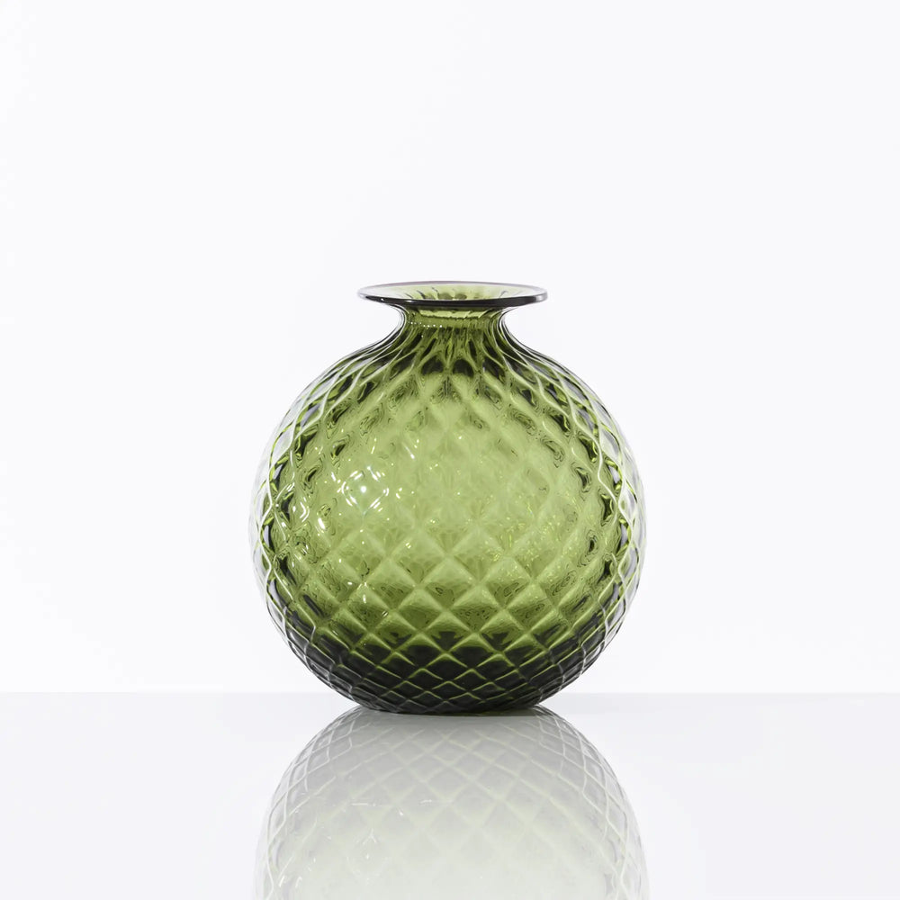 Kleine Venini Monofiori Balloton Vase in leuchtendem Apfelgrün mit schmaler Öffnung, rotem Rand und charakteristischem Balloton-Muster. Blumen Bahlmann München.