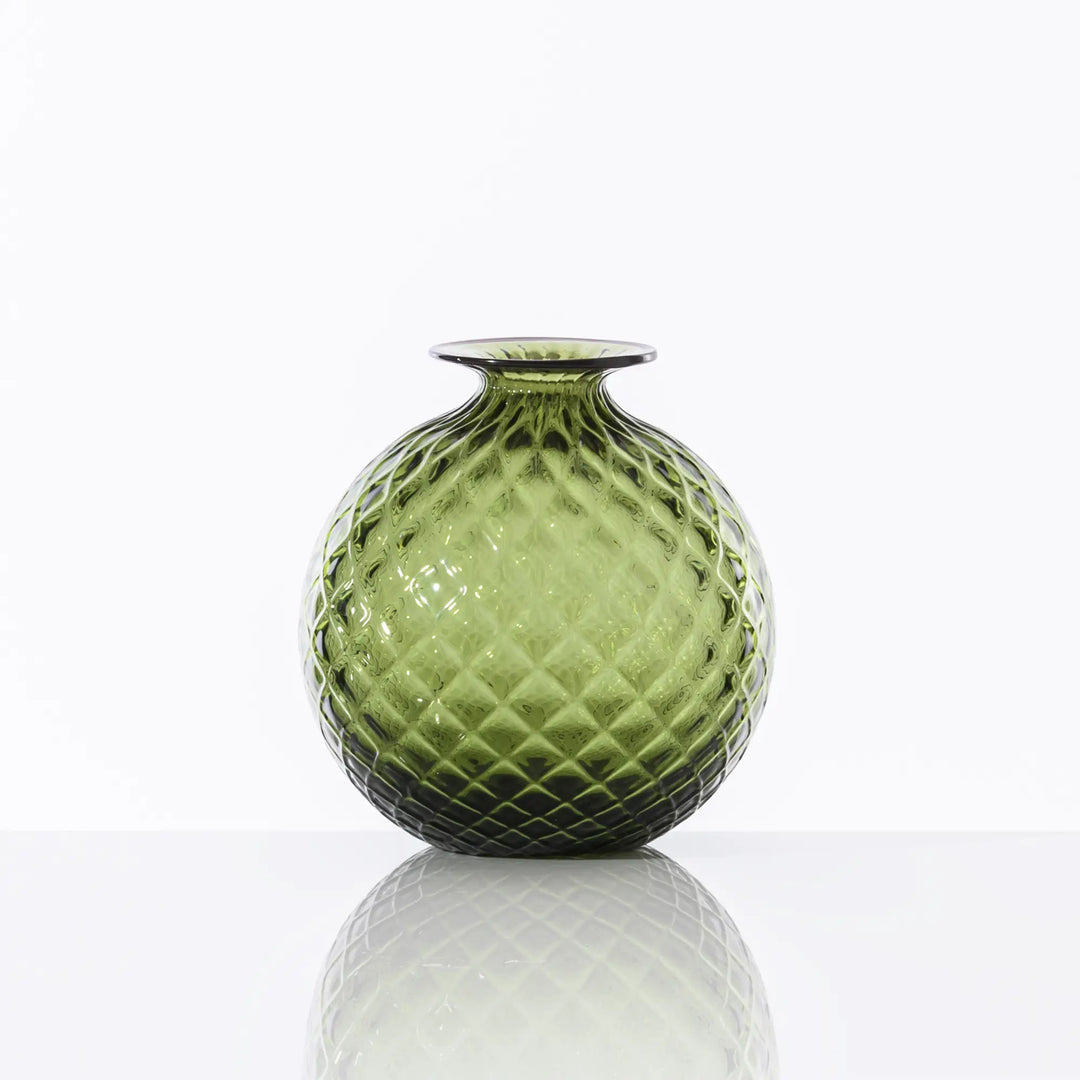 Kleine Venini Monofiori Balloton Vase in leuchtendem Apfelgrün mit schmaler Öffnung, rotem Rand und charakteristischem Balloton-Muster. Blumen Bahlmann München.