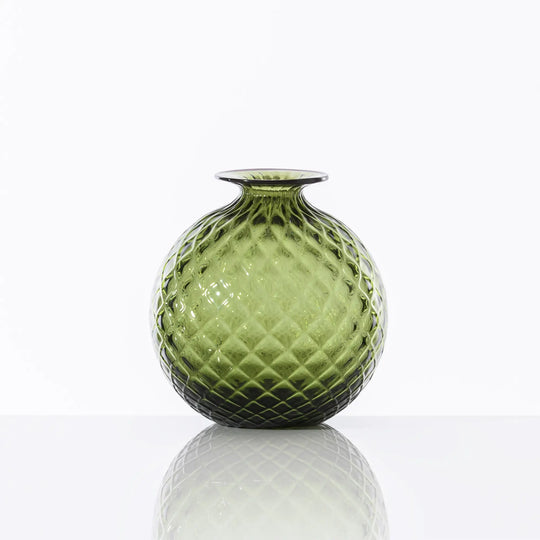 Kleine Venini Monofiori Balloton Vase in leuchtendem Apfelgrün mit schmaler Öffnung, rotem Rand und charakteristischem Balloton-Muster. Blumen Bahlmann München.