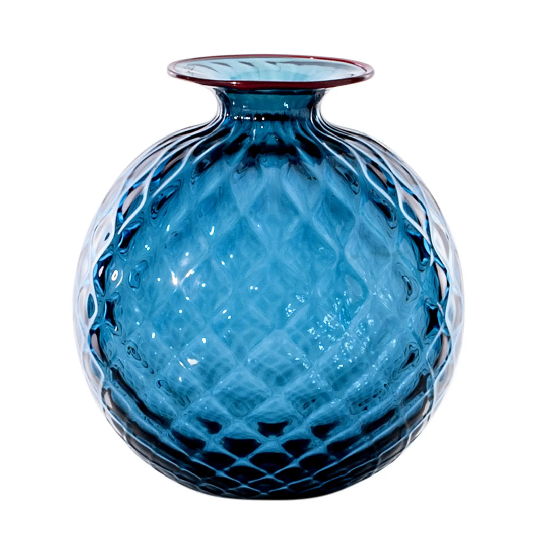 Venini Monofiori Balloton Vase aus mundgeblasenem Muranoglas in Horizon-Blau mit rotem Glasfaden und charakteristischer rautenförmiger Reliefstruktur. Blumen Bahlmann München.