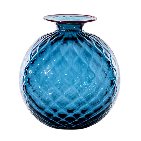 Venini Monofiori Balloton Vase aus mundgeblasenem Muranoglas in Horizon-Blau mit rotem Glasfaden und charakteristischer rautenförmiger Reliefstruktur. Blumen Bahlmann München.