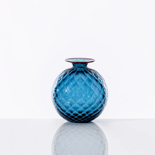 Kleine Venini Monofiori Balloton Vase in zartem Horizon-Blau mit bauchiger Form, schmaler Öffnung und kontrastierendem rotem Rand. Blumen Bahlmann München.