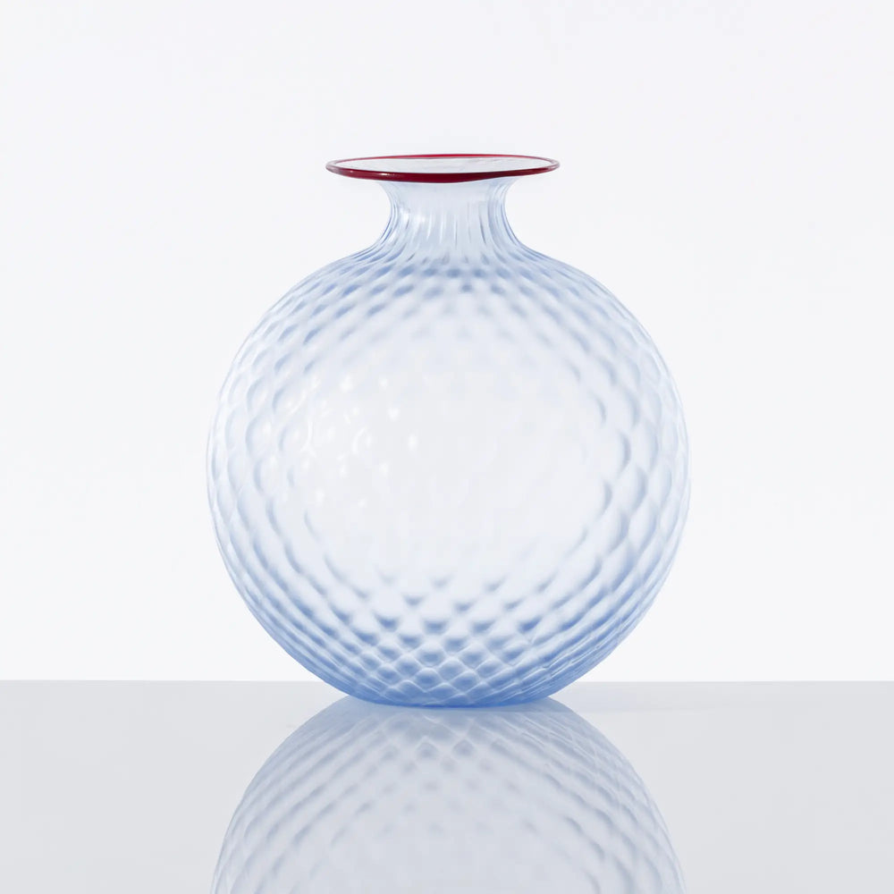 Diese Vase von Venini ist nicht nur ein Blickfang, sondern auch Ausdruck erlesener Handwerkskunst, die jeden Raum stilvoll bereichert. Blumen Bahlmann München