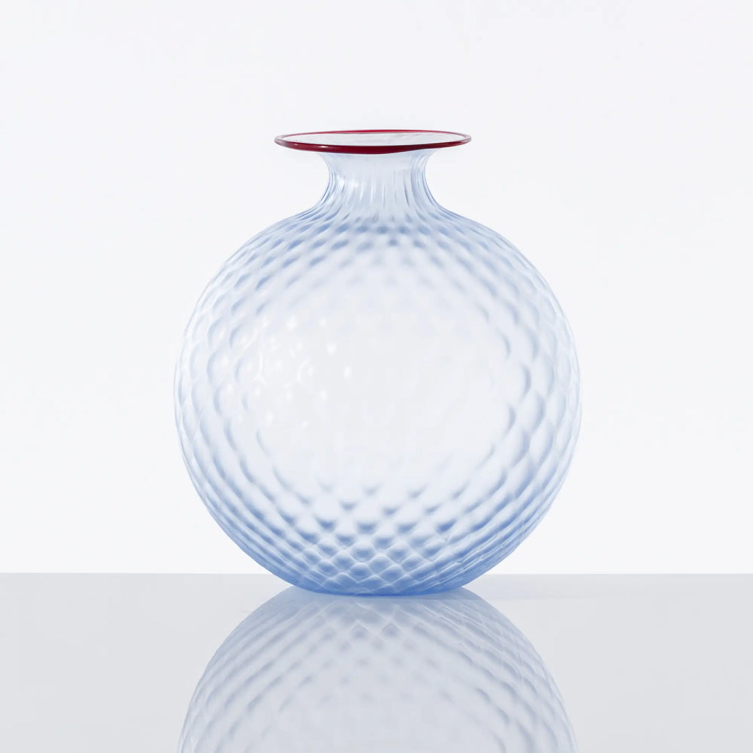 Diese Vase von Venini ist nicht nur ein Blickfang, sondern auch Ausdruck erlesener Handwerkskunst, die jeden Raum stilvoll bereichert. Blumen Bahlmann München