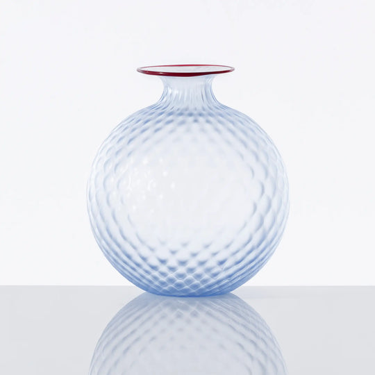 Diese Vase von Venini ist nicht nur ein Blickfang, sondern auch Ausdruck erlesener Handwerkskunst, die jeden Raum stilvoll bereichert. Blumen Bahlmann München