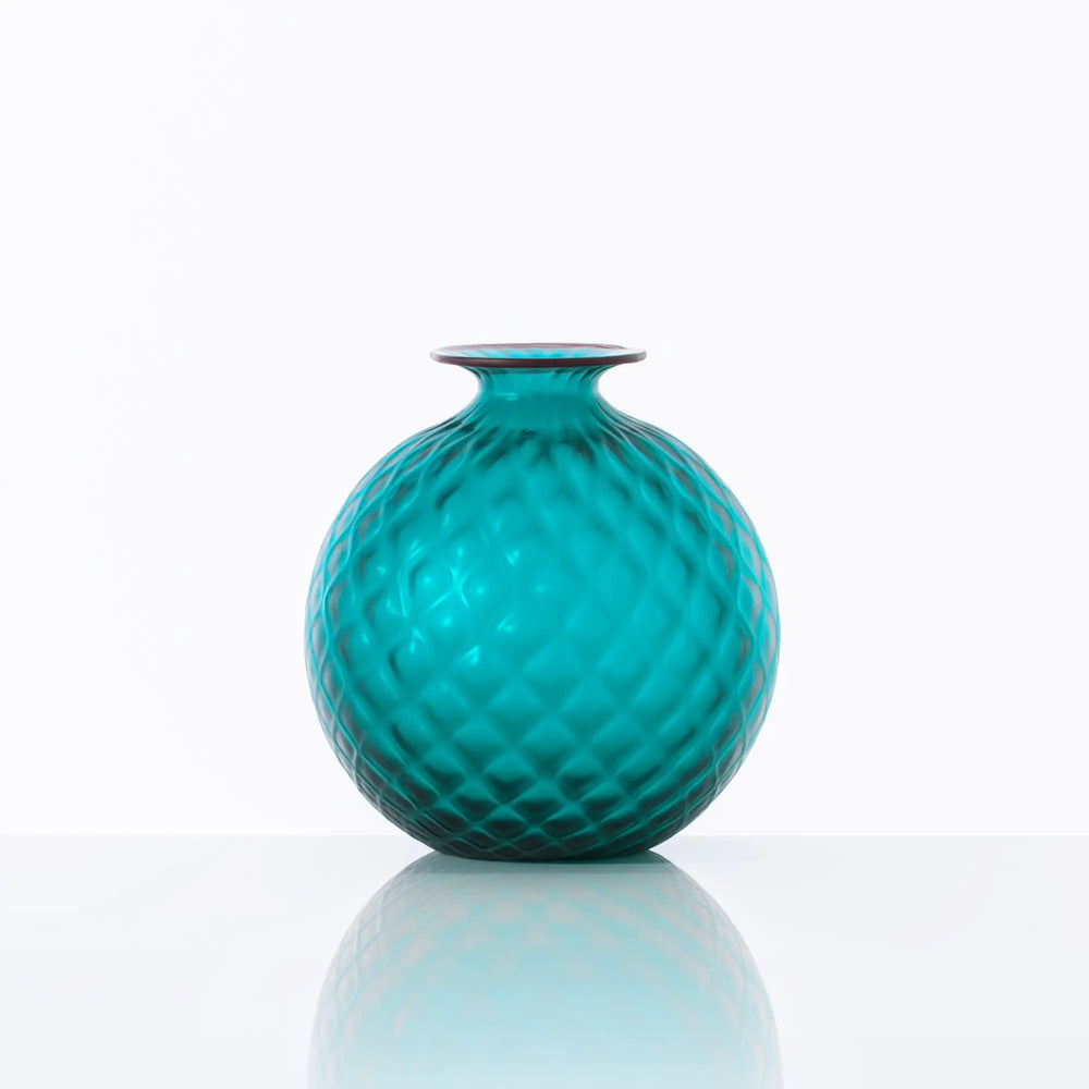 Diese Vase ist nicht nur ein Blickfang, sondern auch Ausdruck erlesener Handwerkskunst, die jeden Raum stilvoll bereichert. Blumen Bahlmann München