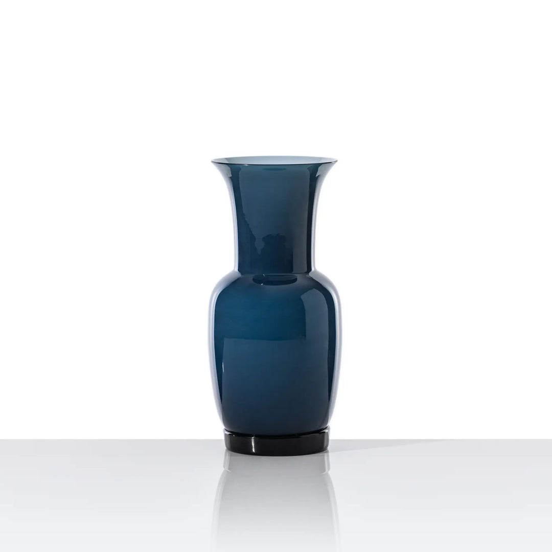 Venini Opalino Vase aus mundgeblasenem Muranoglas in der Farbe Horizon mit sanft gerundeter Form. Blumen Bahlmann München.