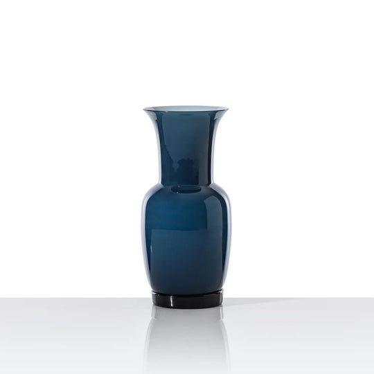 Venini Opalino Vase aus mundgeblasenem Muranoglas in der Farbe Horizon mit sanft gerundeter Form. Blumen Bahlmann München.