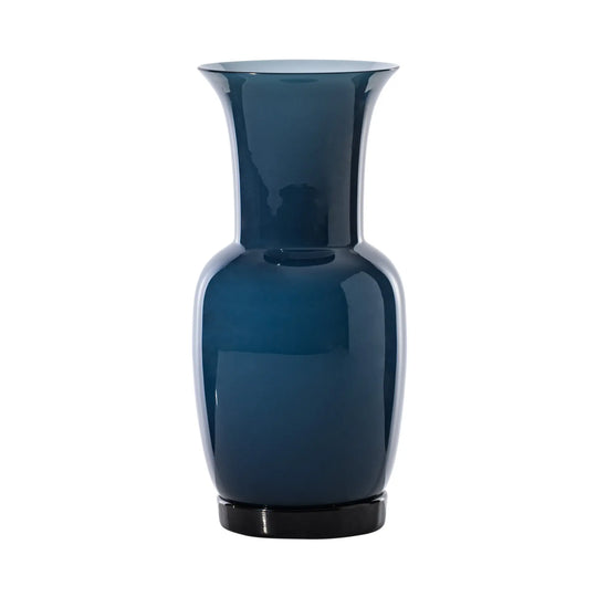 Elegante Venini Opalino Glasvase in hellem Blau mit schlichter Silhouette und matt schimmernder Oberfläche. Blumen Bahlmann München.