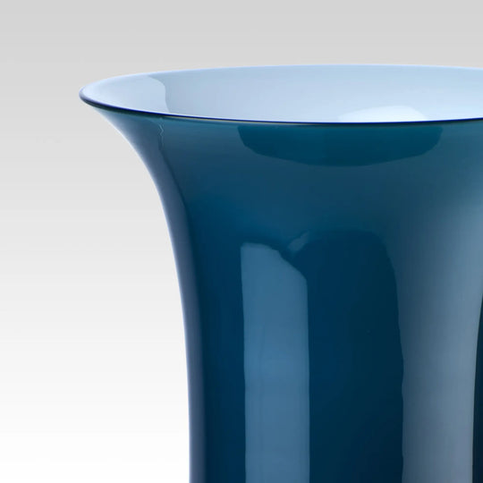 Runde Venini Opalino Vase aus hochwertigem Muranoglas in zartem Horizon-Blau. Blumen Bahlmann München