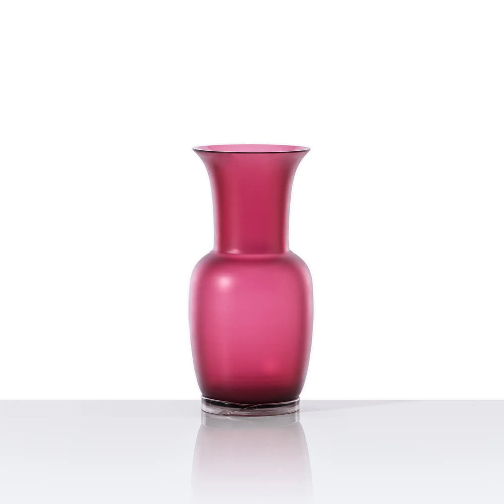 Elegante Venini Opalino Glasvase in Magenta mit rundem Korpus, schmalem Hals und sanft ausgestelltem Rand. Blumen Bahlmann München.