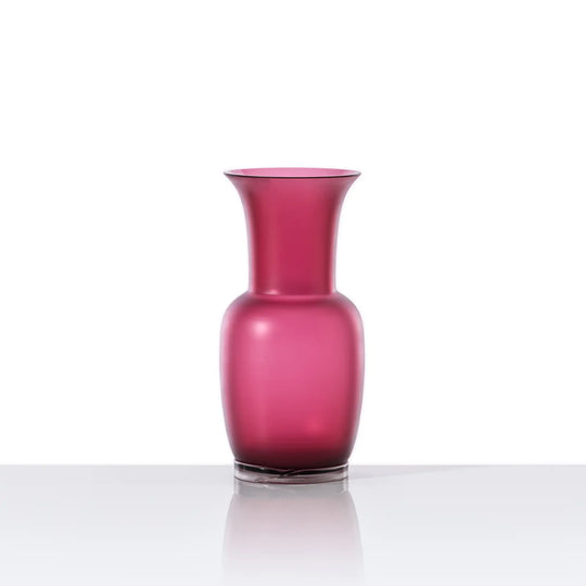 Elegante Venini Opalino Glasvase in Magenta mit rundem Korpus, schmalem Hals und sanft ausgestelltem Rand. Blumen Bahlmann München.