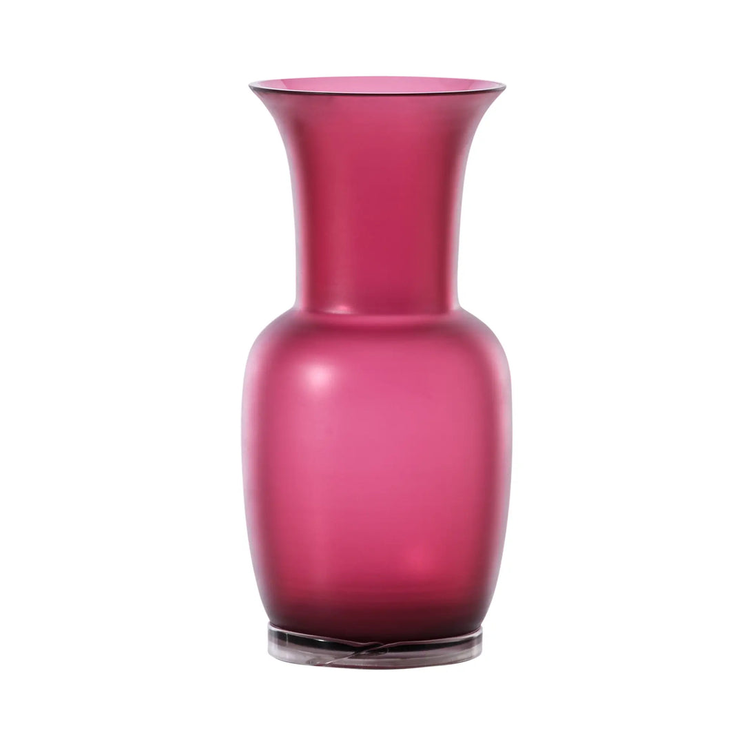 Venini Opalino Vase aus mundgeblasenem Muranoglas in kräftigem Magenta mit schlanker, zeitloser Silhouette. Blumen Bahlmann München.
