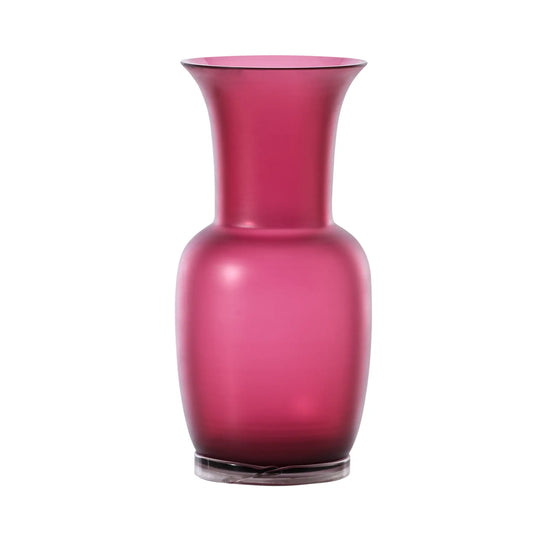 Venini Opalino Vase aus mundgeblasenem Muranoglas in kräftigem Magenta mit schlanker, zeitloser Silhouette. Blumen Bahlmann München.