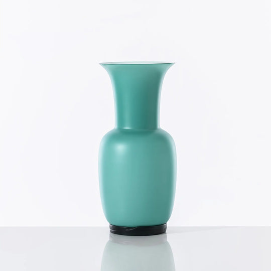 Die Venini Vase Opalino in Minzgrün steht für zeitlose Eleganz, die auf Übertreibungen und Verzierungen verzichtet.Mit ihrem dezenten Charme fügt sich Opalino harmonisch in jede Einrichtung ein und bleibt dabei stets ein Ausdruck von Stilbewusstsein und Raffinesse. Blumen Bahlmann München