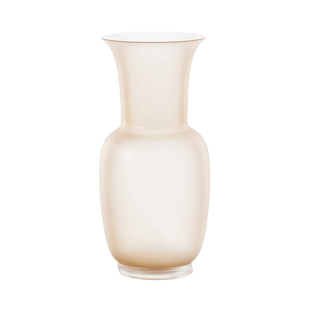Venini Opalino Vase aus mundgeblasenem Muranoglas in der Farbe Pesca mit schlanker, zeitloser Silhouette und mattierter Oberfläche. Blumen Bahlmann München.