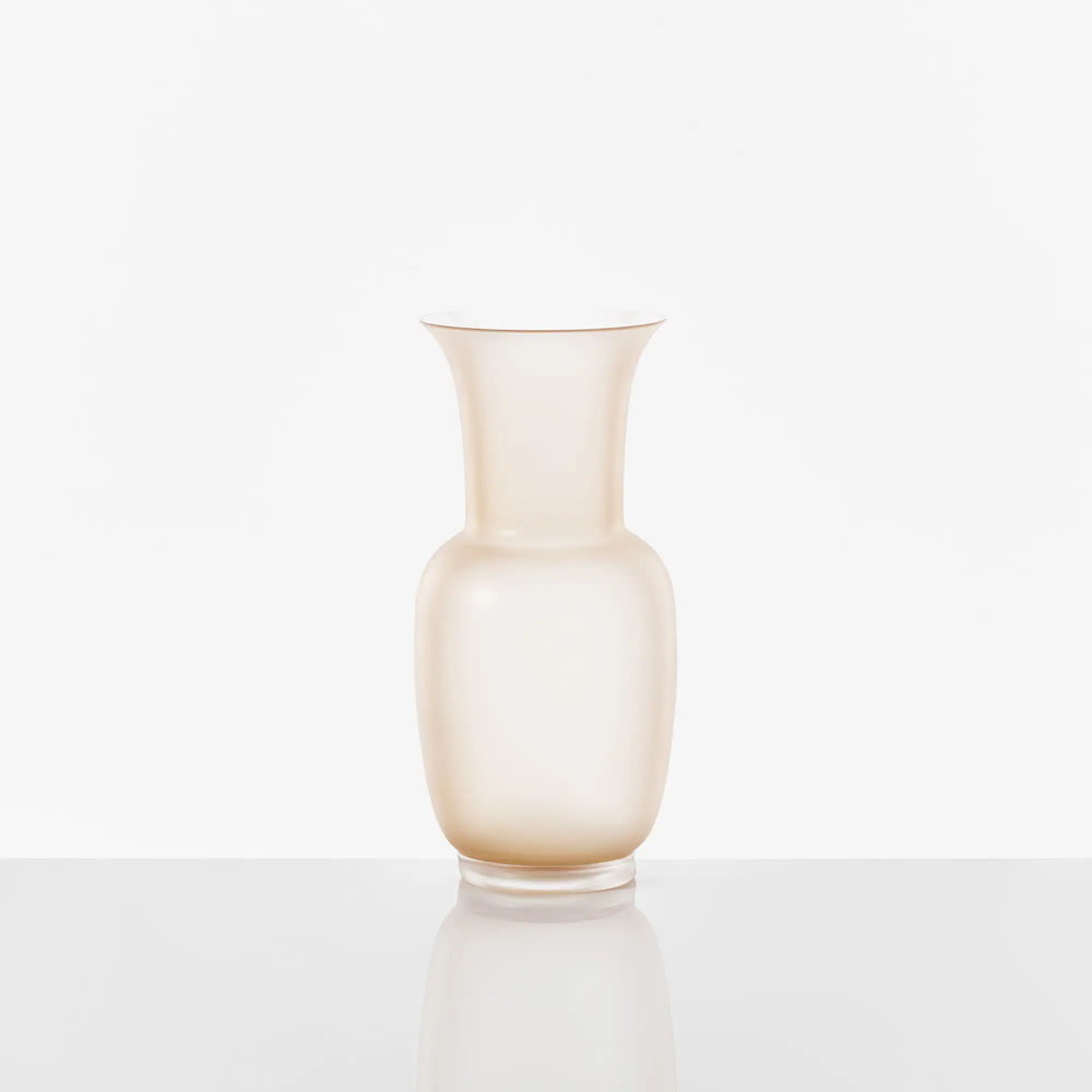 Elegante Venini Opalino Glasvase in warmem Pfirsichton mit rundem Korpus, schmalem Hals und sanft ausgestelltem Rand. Blumen Bahlmann München.