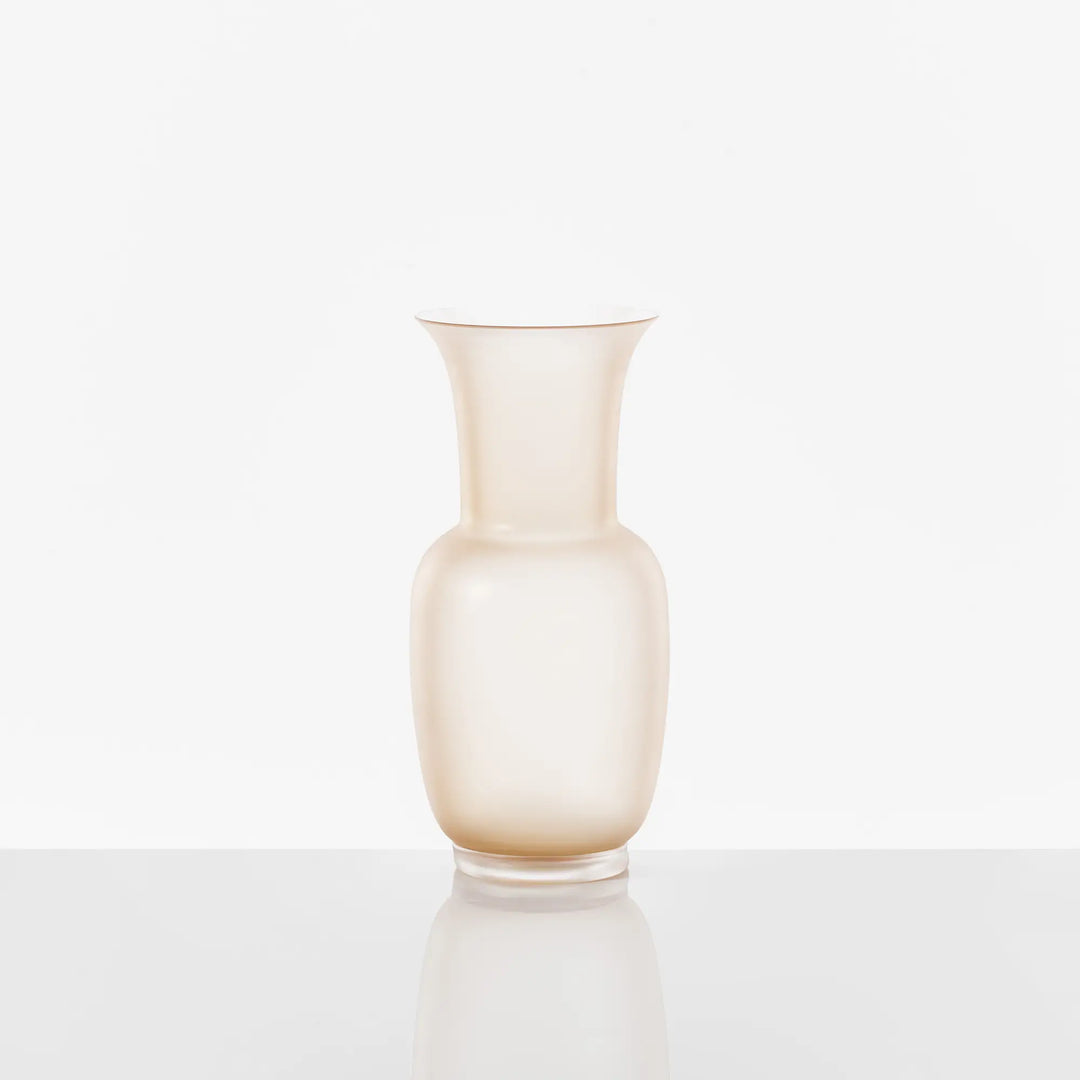 Elegante Venini Opalino Glasvase in warmem Pfirsichton mit rundem Korpus, schmalem Hals und sanft ausgestelltem Rand. Blumen Bahlmann München.
