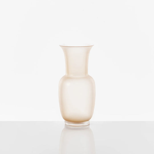 Elegante Venini Opalino Glasvase in warmem Pfirsichton mit rundem Korpus, schmalem Hals und sanft ausgestelltem Rand. Blumen Bahlmann München.
