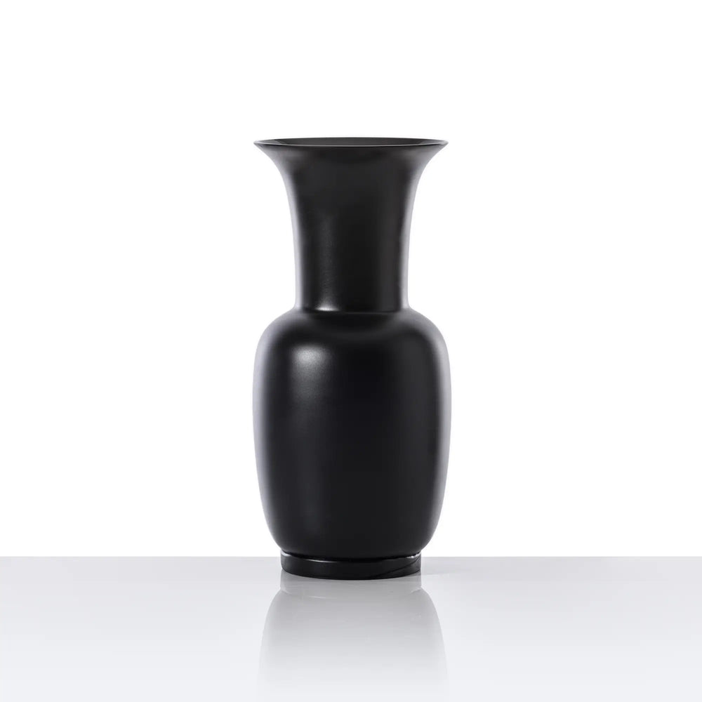 Mit ihrem dezenten Charme fügt sich die Opalino von Venini harmonisch in jede Einrichtung ein und bleibt dabei stets ein Ausdruck von Stilbewusstsein und Raffinesse. Blumen Bahlmann München