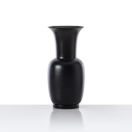 Mit ihrem dezenten Charme fügt sich die Opalino von Venini harmonisch in jede Einrichtung ein und bleibt dabei stets ein Ausdruck von Stilbewusstsein und Raffinesse. Blumen Bahlmann München