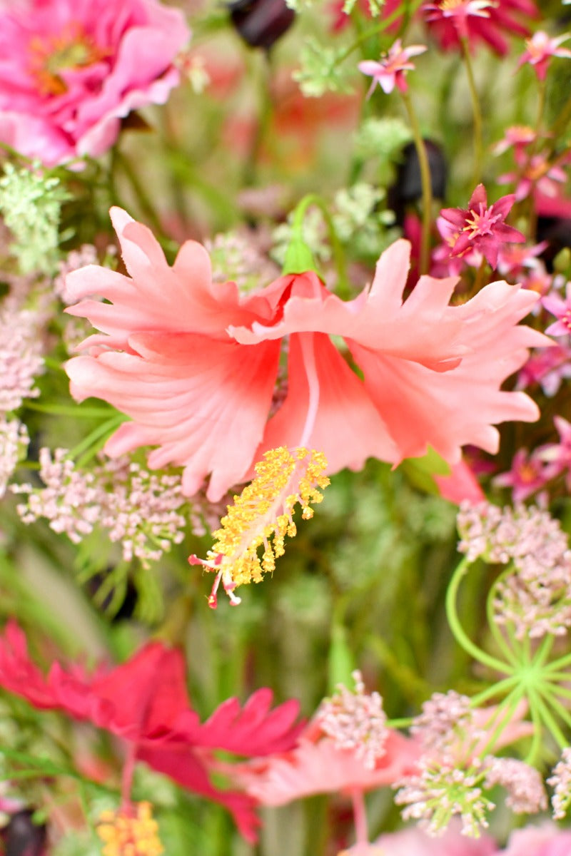 Großes künstliches Blumenarrangement mit pinken Blüten, zarten Blütendolden und locker herabhängenden grünen Ranken. Blumen Bahlmann München