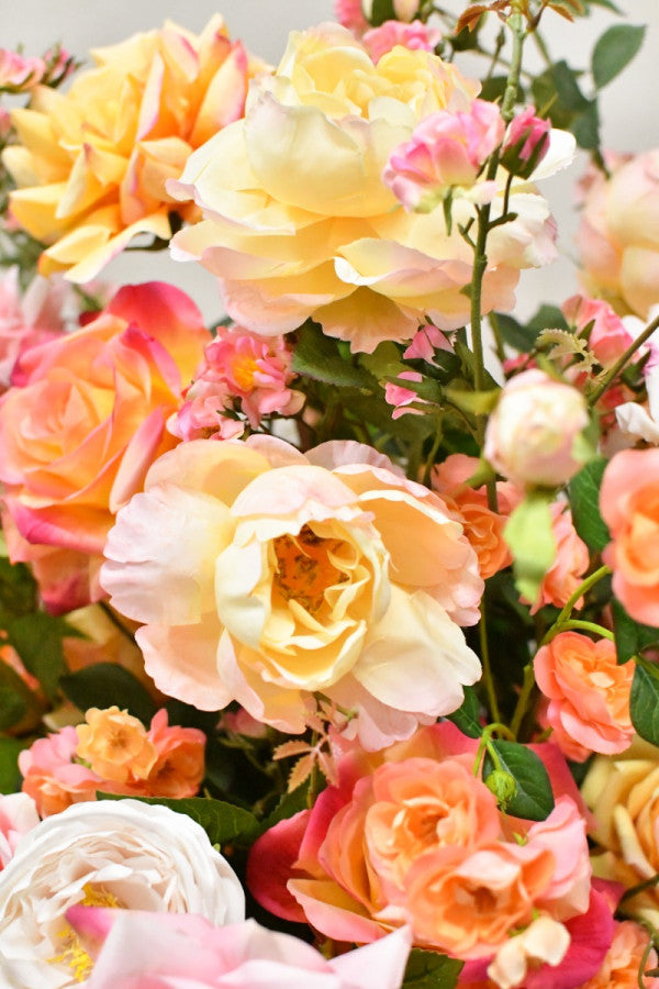 Romantisches Seidenblumenarrangement mit Rosen in Rosa, Apricot und Creme in schimmernder Vase von Blumen Bahlmann München