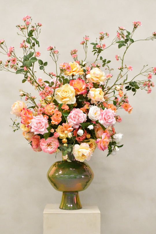 Pflegeleichtes Blumenarrangement aus künstlichen Rosen in sanften Rosa- und Apricottönen von Blumen Bahlmann München. 