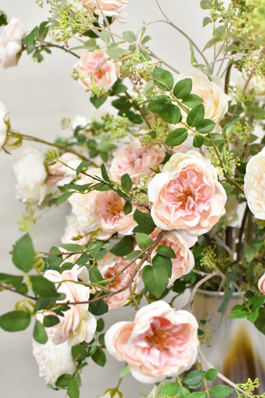 Pflegeleichtes Blumenarrangement aus künstlichen Rosen in Creme, Weiß und Rosa von Blumen Bahlmann München