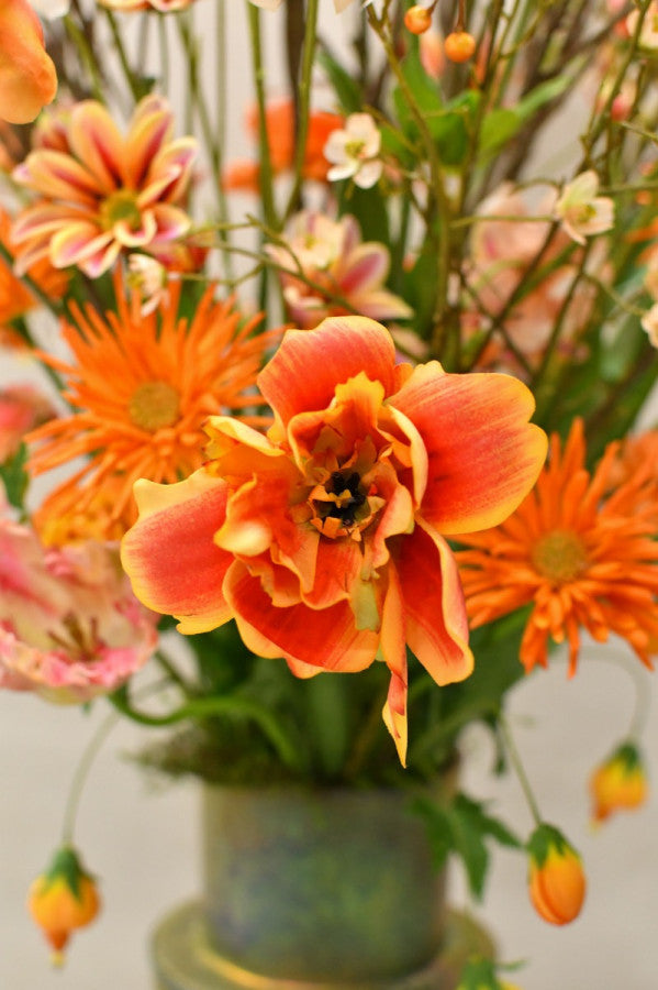 Hochwertiges künstliches Blumengesteck mit Seidenblumen, Beeren und filigranen Zweigen von Blumen Bahlmann München.
