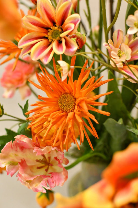 Hochwertiges künstliches Blumengesteck mit Seidenblumen, Beeren und filigranen Zweigen von Blumen Bahlmann München