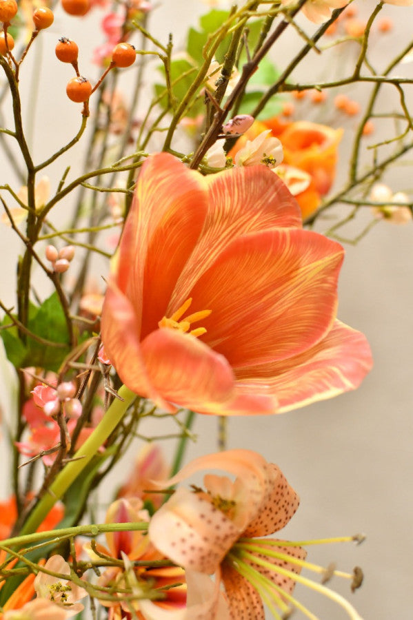 Pflegeleichtes Blumenarrangement aus künstlichen Blüten in Orange- und Rosétönen von Blumen Bahlmann München.