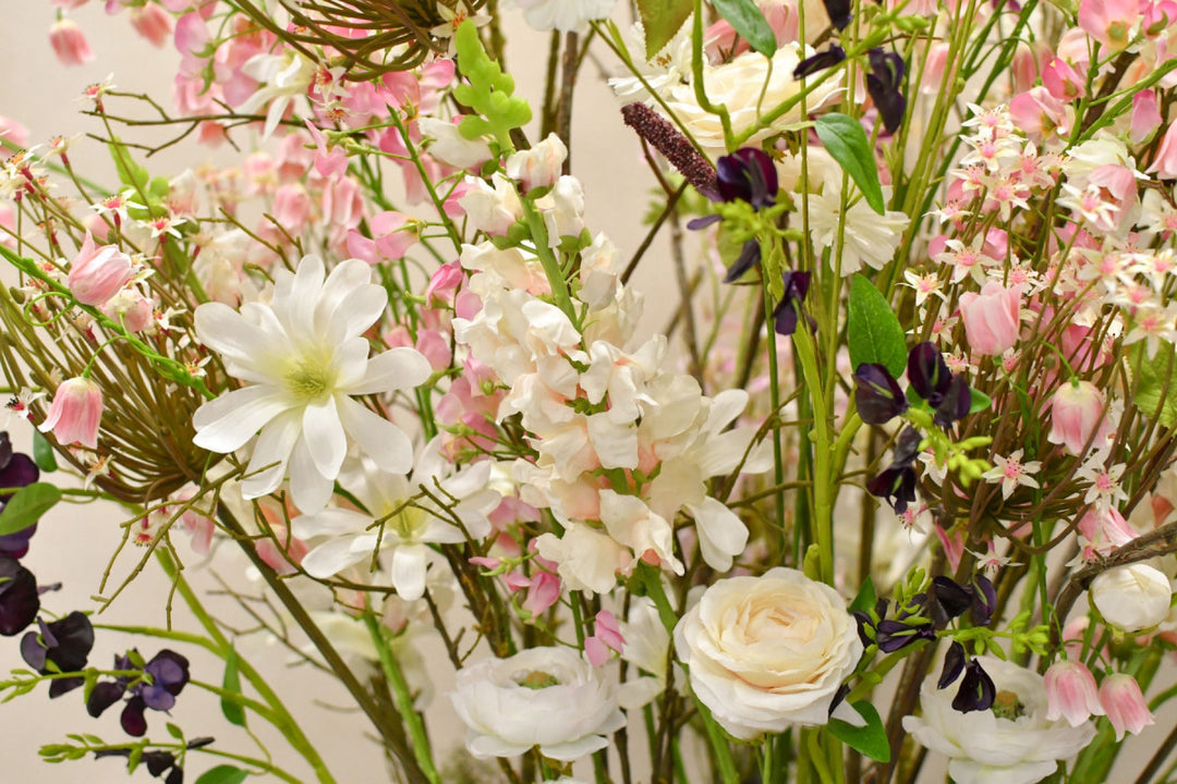 Pflegeleichtes Blumenarrangement aus künstlichen Blüten in zarten Frühlingsfarben von Blumen Bahlmann München