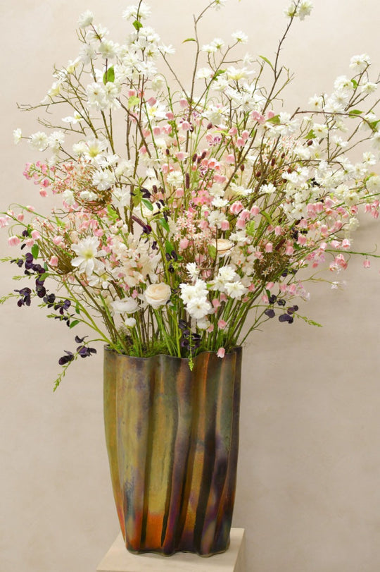 Elegantes Seidenblumenarrangement mit weißen und rosafarbenen Blüten in schimmernder Vase von Blumen Bahlmann München