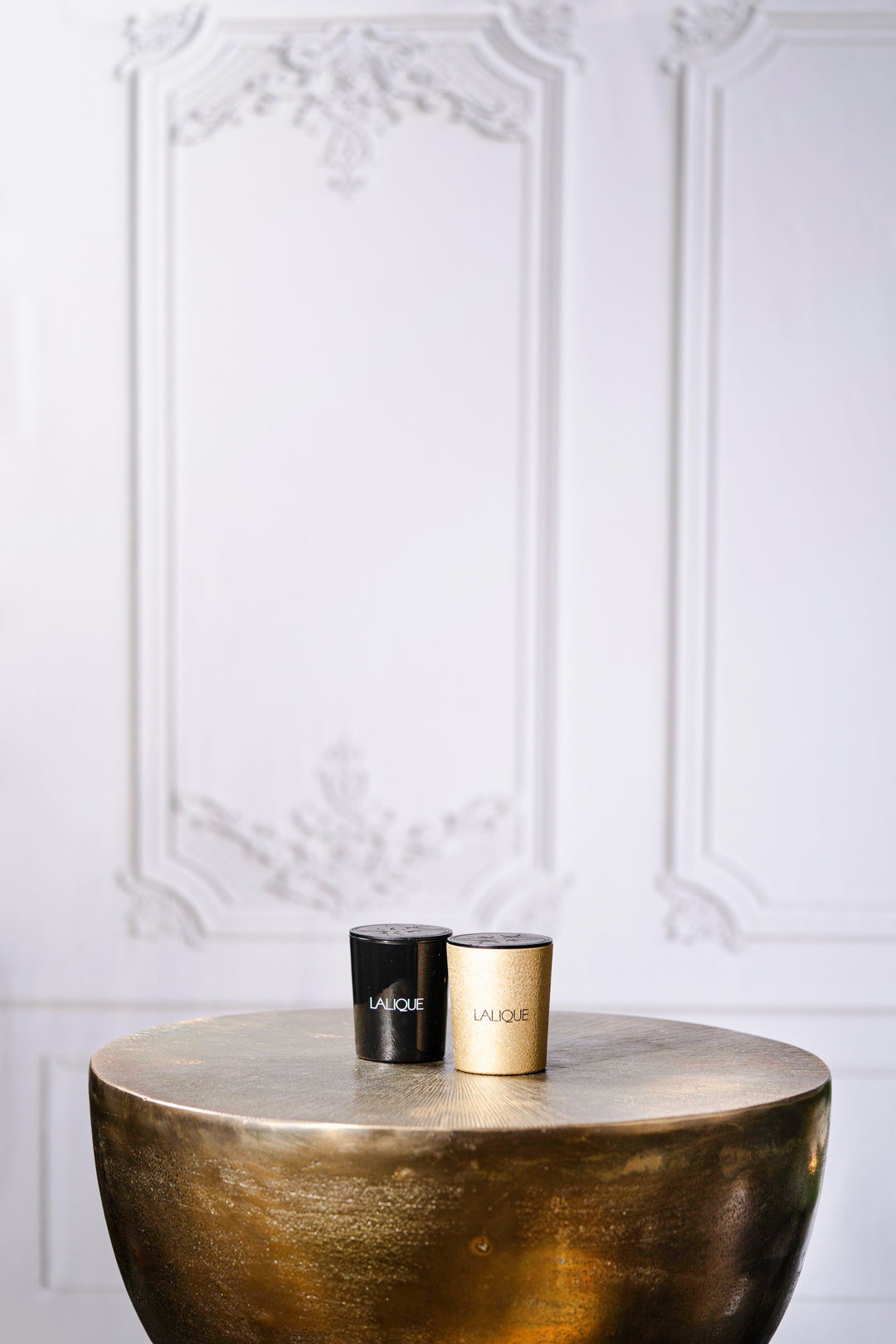 Mehrere Duftkerzen von Lalique in edlen Glasgefäßen – darunter Le Désert Muscat, Figuier Amalfi und Les Vendanges – stilvoll arrangiert, vereinen orientalische, mediterrane und fruchtig-holzige Duftwelten. Blumen Bahlmann München