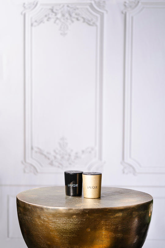 Mehrere Duftkerzen von Lalique in edlen Glasgefäßen – darunter Le Désert Muscat, Figuier Amalfi und Les Vendanges – stilvoll arrangiert, vereinen orientalische, mediterrane und fruchtig-holzige Duftwelten. Blumen Bahlmann München