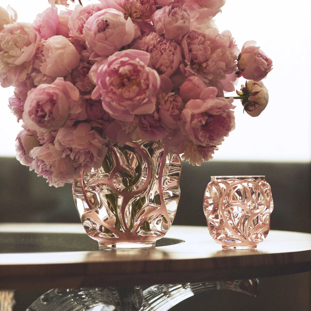 Runde Lalique Tourbillons Kristallvase mit plastischen Wirbelmotiven und dezenten korallfarbenen Akzenten.