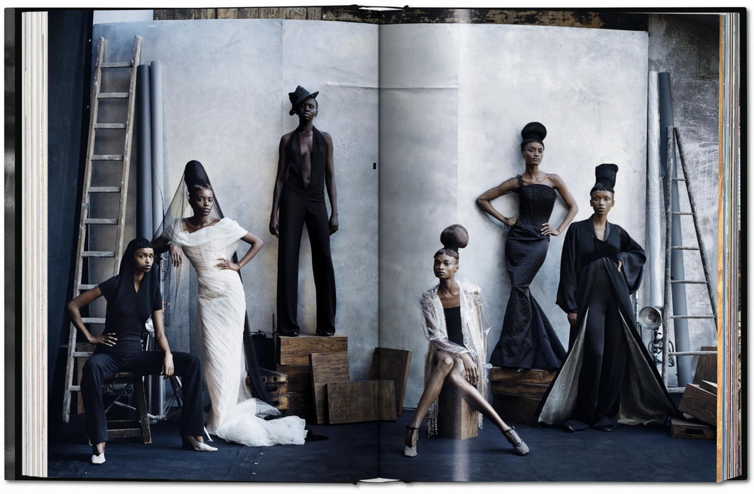Bildband „Peter Lindbergh. On Fashion Photography“ aus dem TASCHEN Verlag – ikonische Schwarzweiß-Fotografien internationaler Topmodels und Modekampagnen, hochwertig gebunden im XL-Format. Blumen Bahlmann München