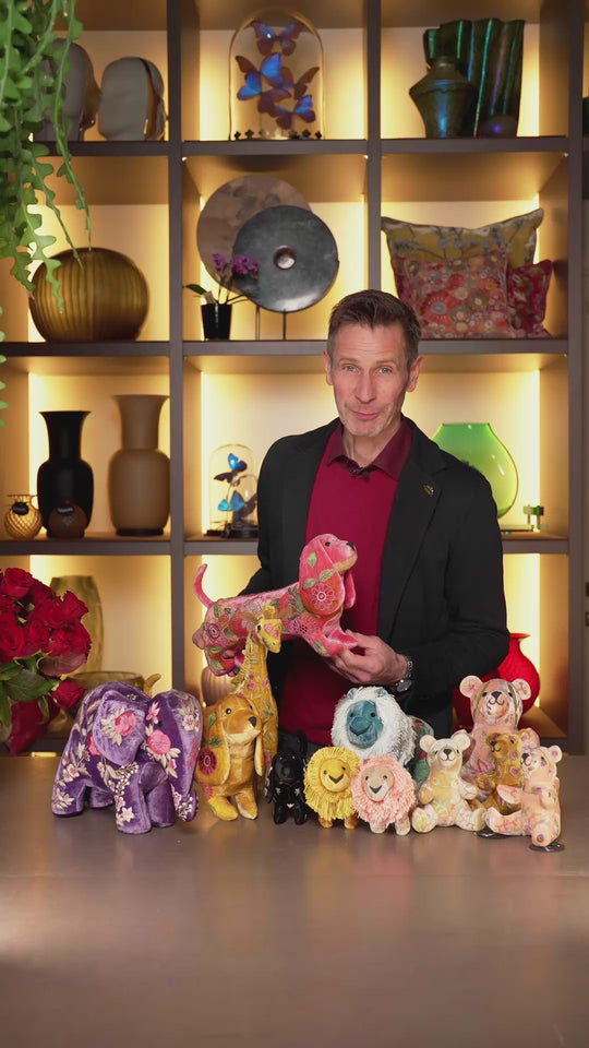 Bahlmann Geschäftsführer Michael stellt die neuen Kuscheltiere von Anke Drechsel im Bahlmann Showroom in München vor. Unter den Tieren sind Elefanten, Giraffen, Löwen, Bären und der berühmte Münchner Dackel. Alle Kuscheltiere sind in unterschiedlichen Farben und Größen handgearbeitet und bestickt in Deutschland.