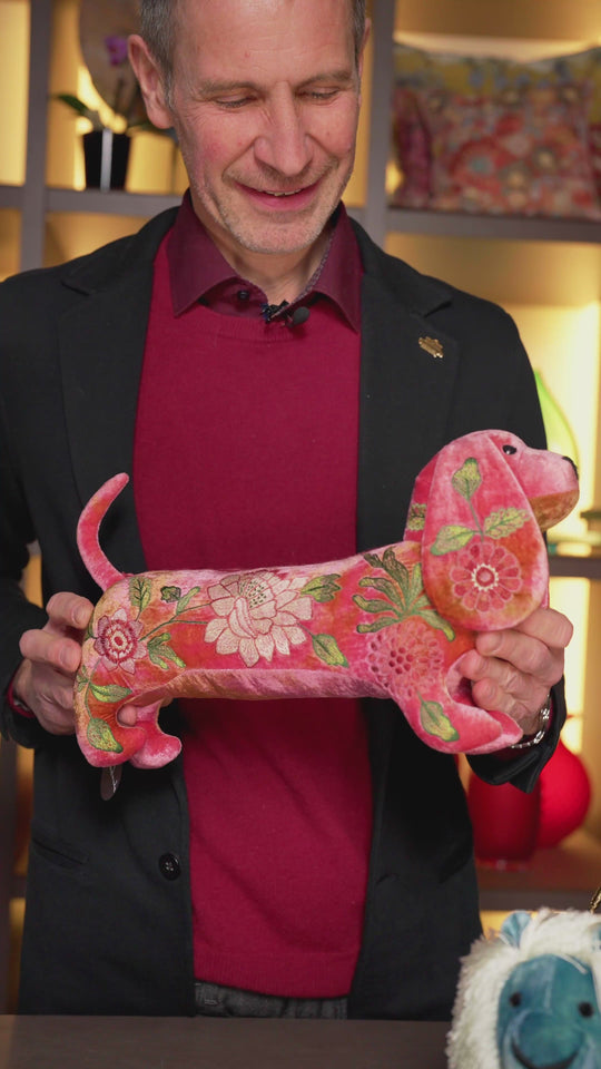 Bahlmann Geschäftsführer Michael stellt die neuen Kuscheltier-Dackel von Anke Drechsel im Bahlmann Showroom in München vor. Alle Dackel sind handgearbeitet und bestickt in Deutschland.
