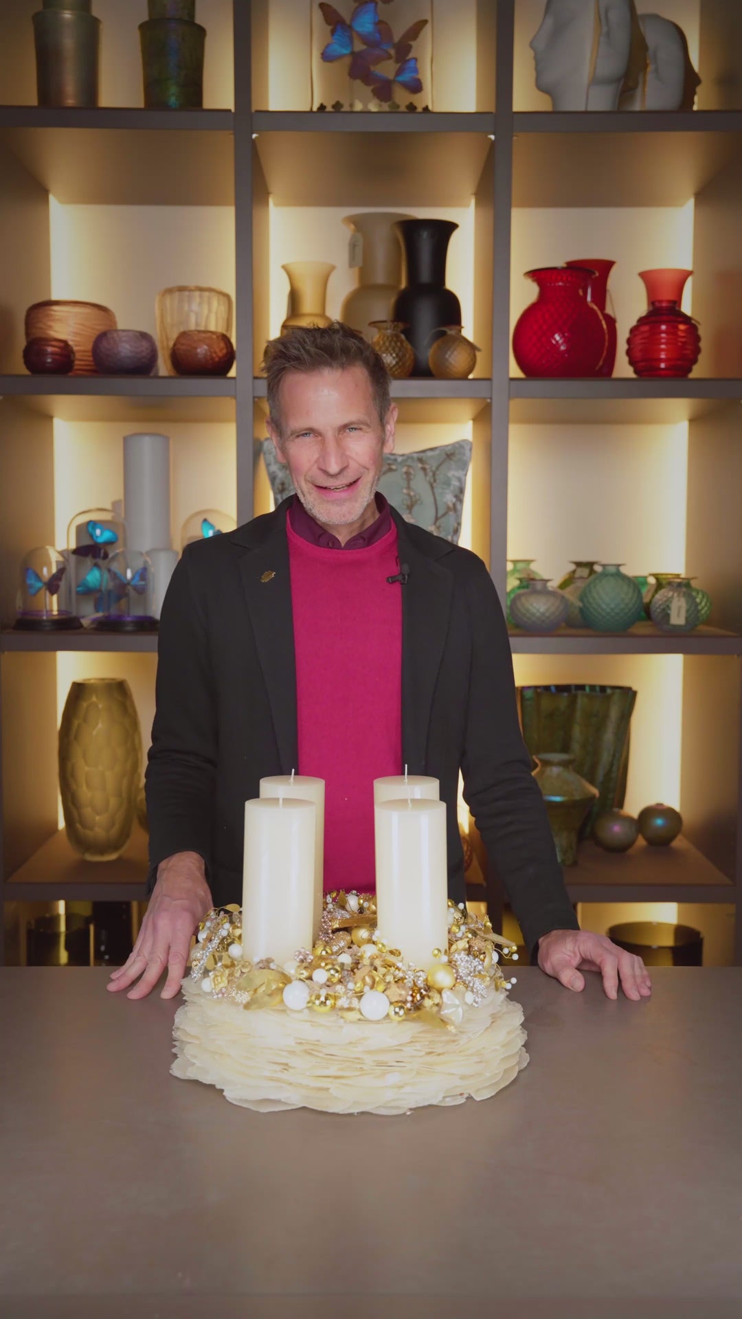 Bahlmann Geschäftsführer Michael präsentiert im SHOWROOM in München einen einzigartigen Adventskranz aus Perlmutt mit vielen marinen Motiven wie einem Krokodil- oder Seesternornamenten aus hochwertigem Glas, Made in Germany.