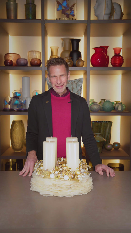 Bahlmann Geschäftsführer Michael präsentiert im SHOWROOM in München einen einzigartigen Adventskranz aus Perlmutt mit vielen marinen Motiven wie einem Krokodil- oder Seesternornamenten aus hochwertigem Glas, Made in Germany.