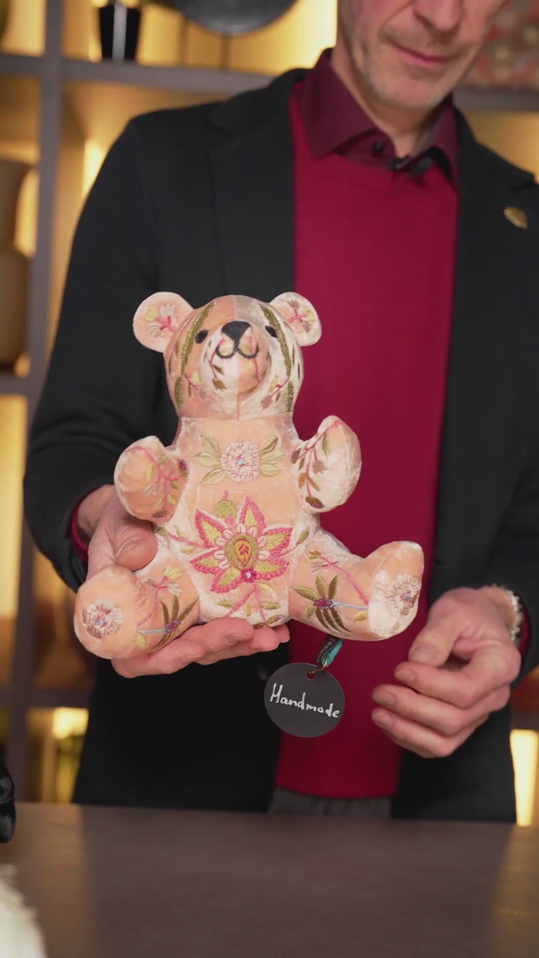 Bahlmann Geschäftsführer Michael stellt die neuen Kuscheltier-Bären von Anke Drechsel im Bahlmann Showroom in München vor. Alle Bären sind handgearbeitet und bestickt in Deutschland.