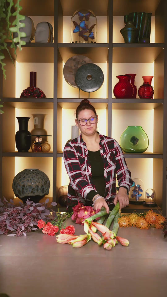 Bahlmann Mitarbeiterin bindet im SHOWROOM in München einen Winterstrauß in Zeitraffer, bestehend aus  Amaryllis, Nadelkissen, Eukalyptus, Orchideen, Nelken und Kapgrün.