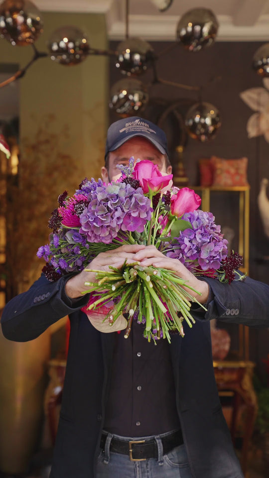 Bahlmann Geschäftsführer Steffen Laible dreht im Showroom in München den Herbststrauß Pink Paradise in die Kamera.