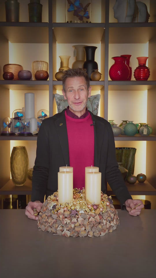 Bahlmann Geschäftsführer Michael präsentiert im SHOWROOM München einen ganz neuen Adventskranz für 2025, mit dem Namen Eukalyptus. Ein Adventskranz, der sowohl die Natürlichkeit des Waldes, als auch den Glamour von goldenen Ornamenten vereint.