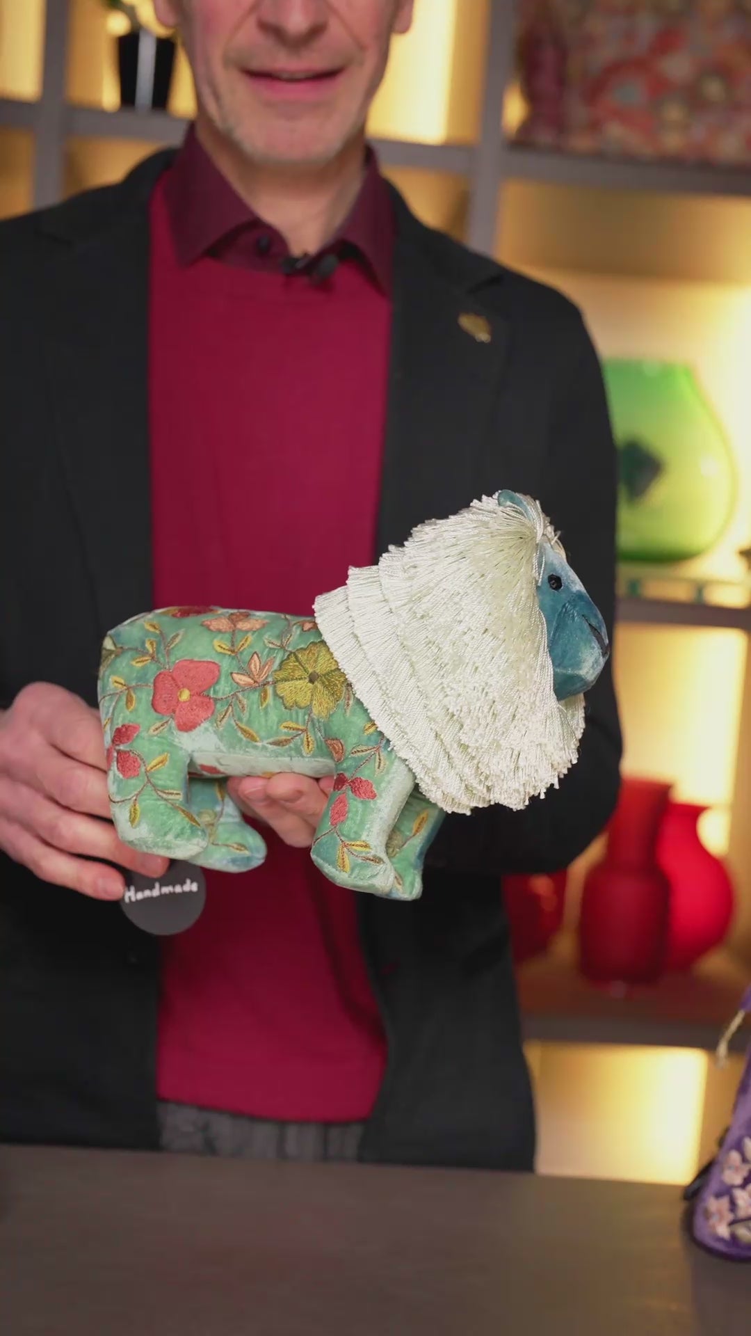 Bahlmann Geschäftsführer Michael stellt die neuen Kuscheltiere-Löwen von Anke Drechsel im Bahlmann Showroom in München vor. Alle Löwen sind handgearbeitet und bestickt in Deutschland.