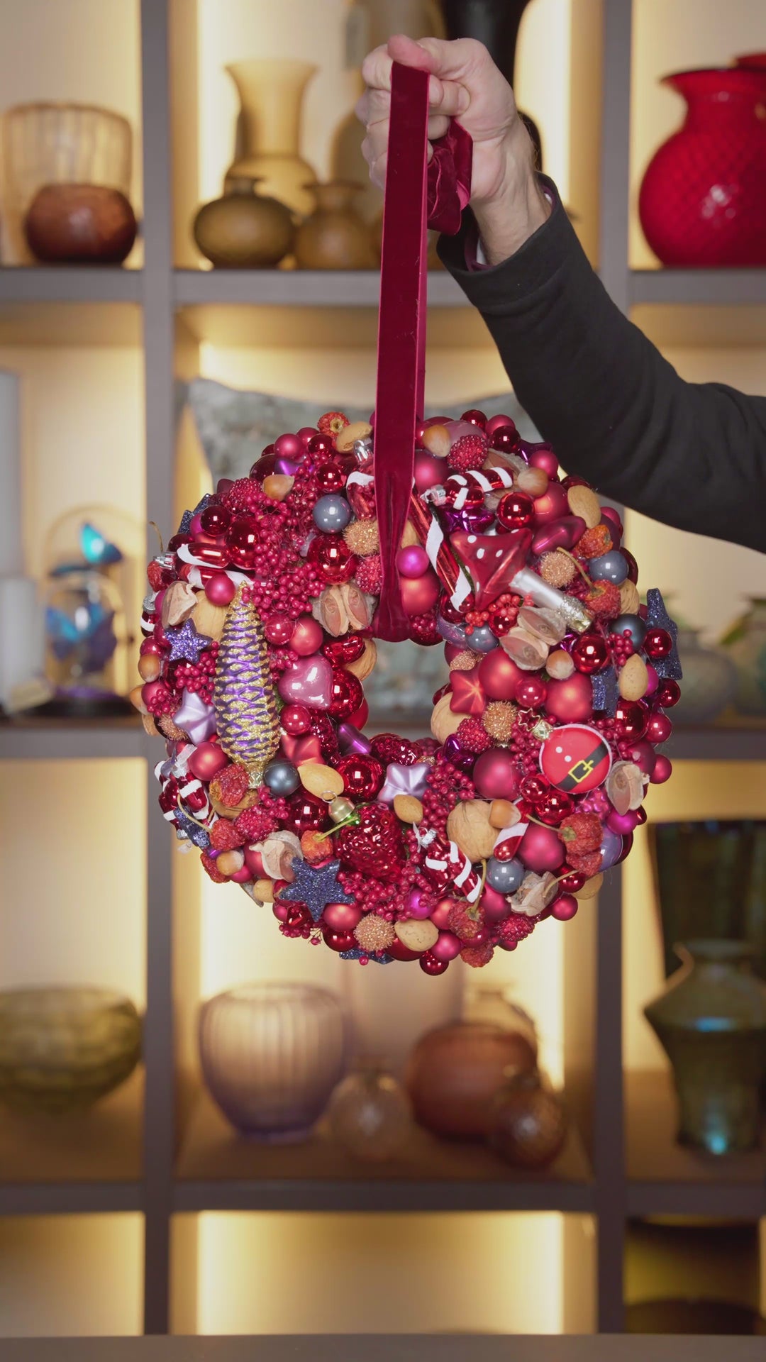 Ein Videoabfolge von insgesamt 4 weihnachtlichen Türkränzen von Bahlmann im gleichen Stil wie die Adventskränze. Der erste Türkranz ist in weihnachtlichem Rot mit Ornamenten wie Zuckerstangen und Kugeln. Der zweite ist in Rosa und Gold gehalten, mit Kugeln und Sternchen. Der dritte Türkranz ist wieder in tiefem Weihnachtsrot und vielen Kugeln. Der letzte Türkranz ist in Weiß und Gold gehalten mit einer großen Kugel in Nikolausform und Rauschebart.