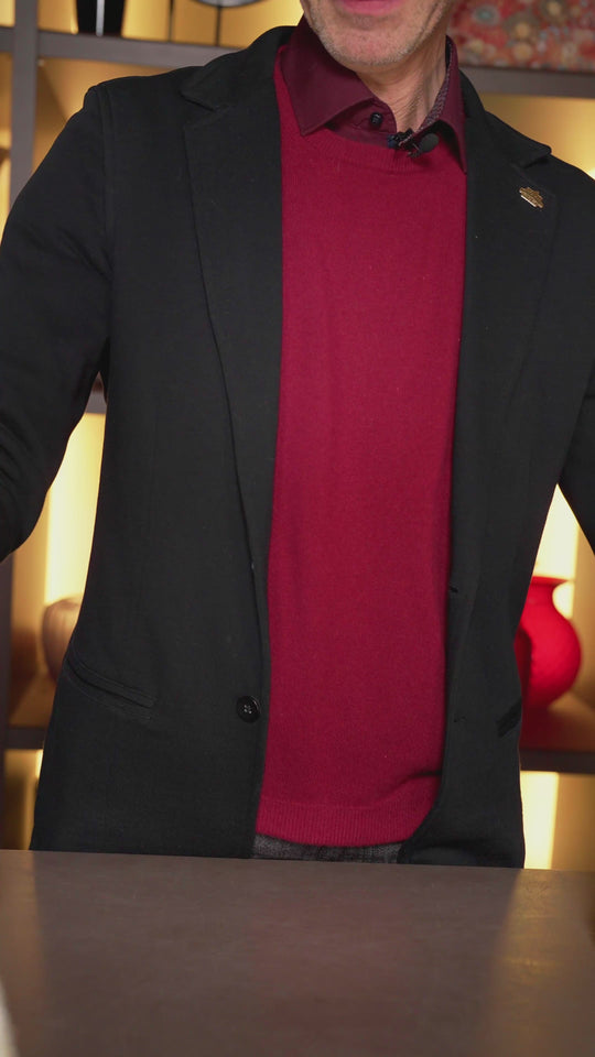 Bahlmann Geschäftsführer Michael stellt die neuen Kuscheltier-Giraffe von Anke Drechsel im Bahlmann Showroom in München vor. Alle Giraffen sind handgearbeitet und bestickt in Deutschland.